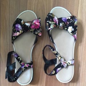Floral sandals with glitter bottoms